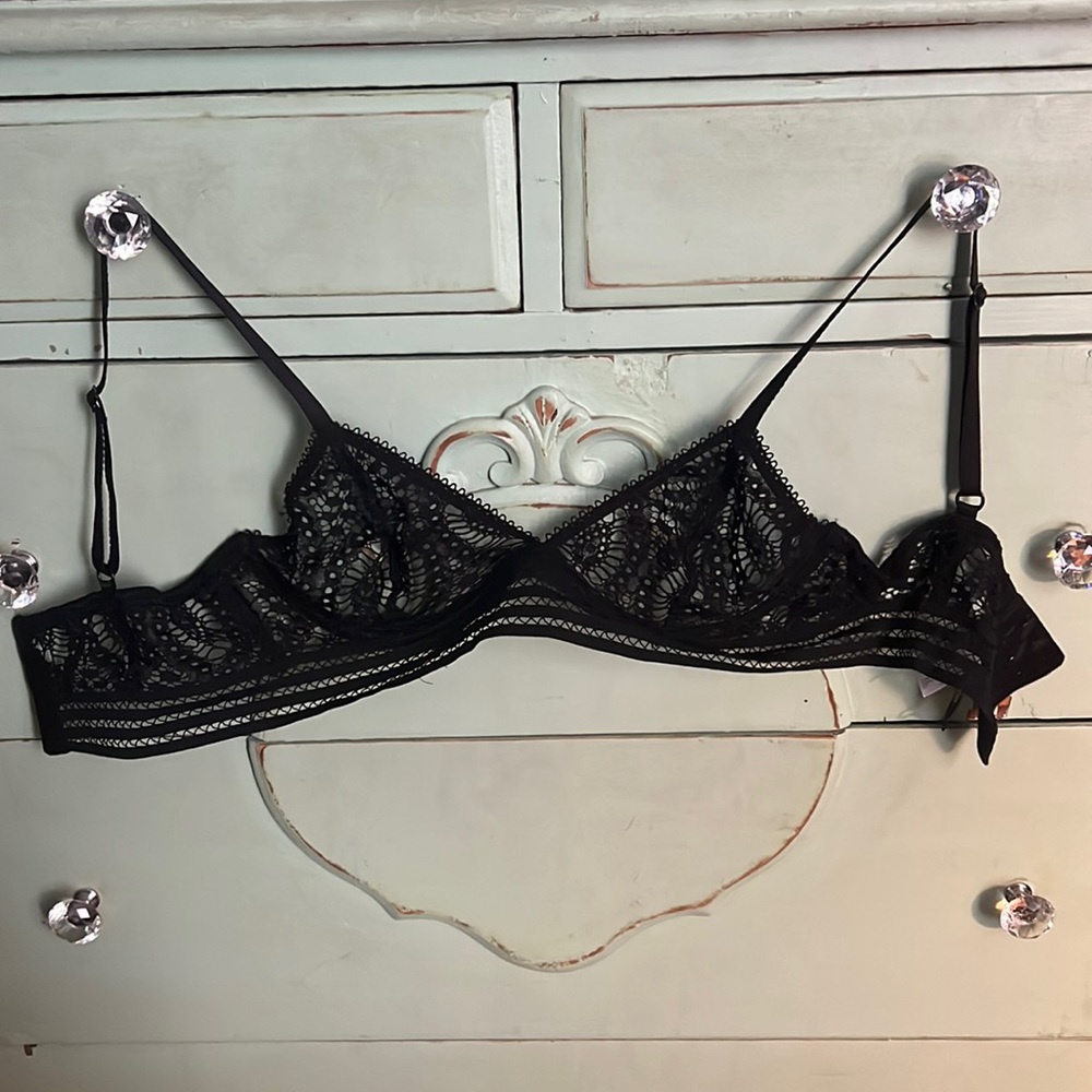 Black Lace Else Bra. 34B. Great Condition!